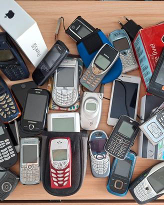 Telefoni anni '90 per collezionisti.