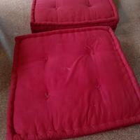  coppia di cuscini rossi da terra e materasso