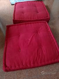  coppia di cuscini rossi da terra e materasso