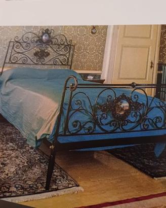 letto in ferro epoca fine 700 con due dipinti in o