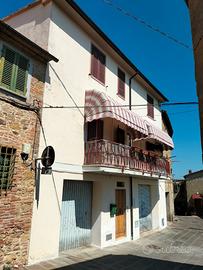 Ampio TERRATETTO centrale in borgo collinare