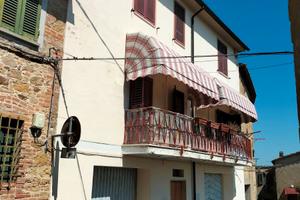 Ampio TERRATETTO centrale in borgo collinare