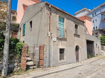 Casa indipendente con giardino nel centro storico