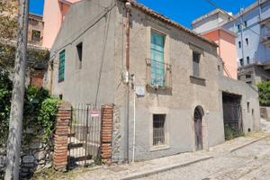 Casa indipendente con giardino nel centro storico