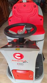 Macchina lavasciuga uomo a bordo