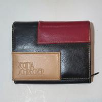 Elegante portafoglio in similpelle con un design a