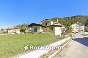 Villa di 450 m² con più di 5 locali e box auto a M