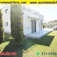 Villa moderna con giardino a 2 passi dal mare