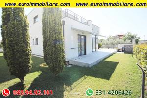 Villa moderna con giardino a 2 passi dal mare