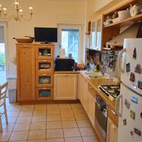 Cucina con elettrodomestici, tavolo e 4 sedie
