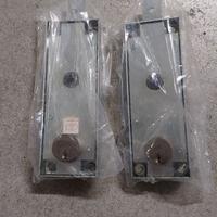 2 serrature con asta a grillo (solo sopra) per box
