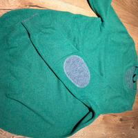 Maglione verde con toppe sui gomiti