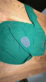 Maglione verde con toppe sui gomiti