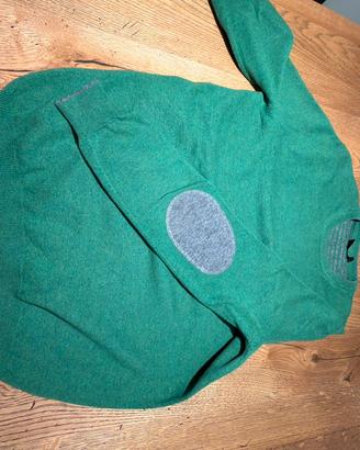Maglione verde con toppe sui gomiti