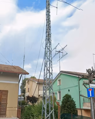 Traliccio ferro con antenna  radio amatori