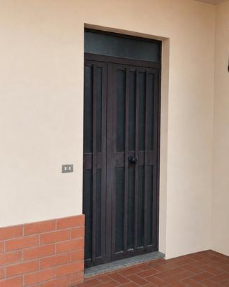Porta d'ingresso alluminio e vetro.