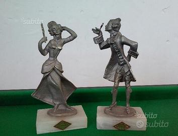 Statuette lui e lei in peltro