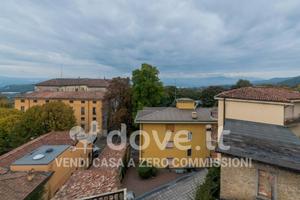 Appartamento di 100 m² con 3 locali e posto auto a