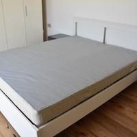 Struttura letto Ikea con materasso e comodini