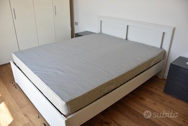 Struttura letto Ikea con materasso e comodini