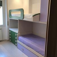 Cameretta con tre letti, armadio e scrivania