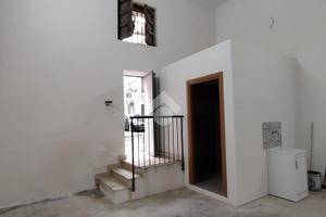 NEGOZIO A BALESTRATE