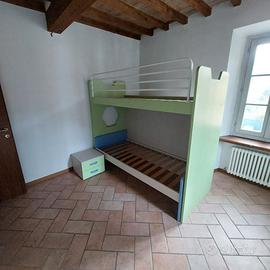 Letto a castello con scaletta e comodino