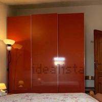 Armadio rosso a tre ante scorrevoli