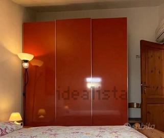 Armadio rosso a tre ante scorrevoli