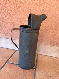 Vecchio recipiente versatoio in metallo con manico