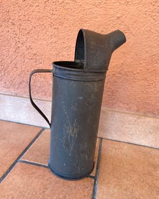 Vecchio recipiente versatoio in metallo con manico