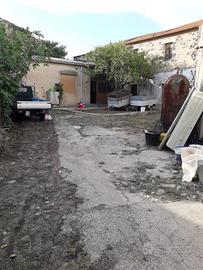 Casa con ampio terreno da ristrutturare