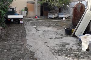 Casa con ampio terreno da ristrutturare