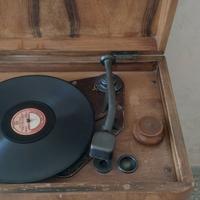 Mobile radio con giradischi