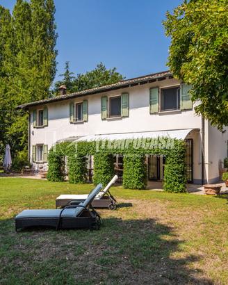 Villa Monofamiliare con Box doppio e ampio Giardin