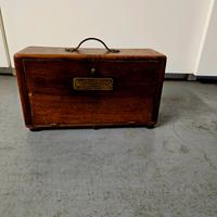 mobiletto in legno per collezionisti 