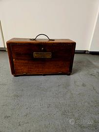 mobiletto in legno per collezionisti 