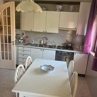 Cucina completa di tutti gli elettrodomestici