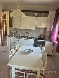 Cucina completa di tutti gli elettrodomestici