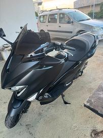 Scooter TMax modello DX