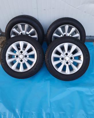 Pneumatici 185/60 R14 con cerchi