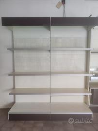 Mobili/scaffali da parete a ripiani modulabili.