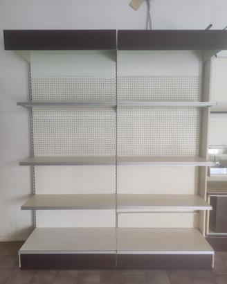 Mobili/scaffali da parete a ripiani modulabili.