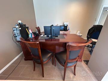 Scrivania con due sedie ospite e poltrona