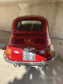 Fiat 500L d’epoca rossa con targa Roma