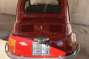 Fiat 500L d’epoca rossa con targa Roma