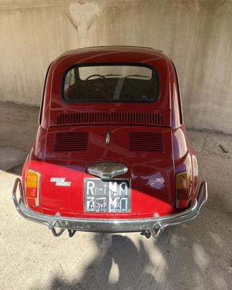Fiat 500L d’epoca rossa con targa Roma