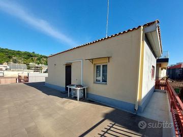 PANORAMICO BILOCALE FINEMENTE ARREDATO+TERRAZZO