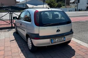 Opel corsa marciante.