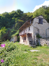 Rustico di montagna con stalla
